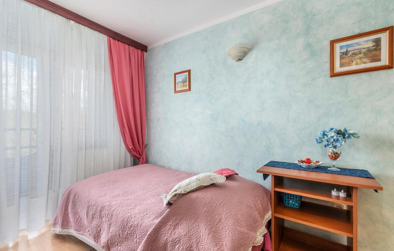 Apartments And Rooms Laura Pazin Exterior photo