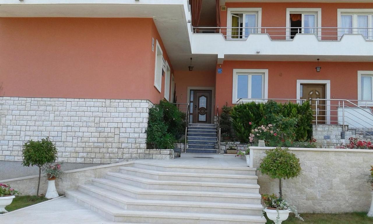 Apartments And Rooms Laura Pazin Exterior photo