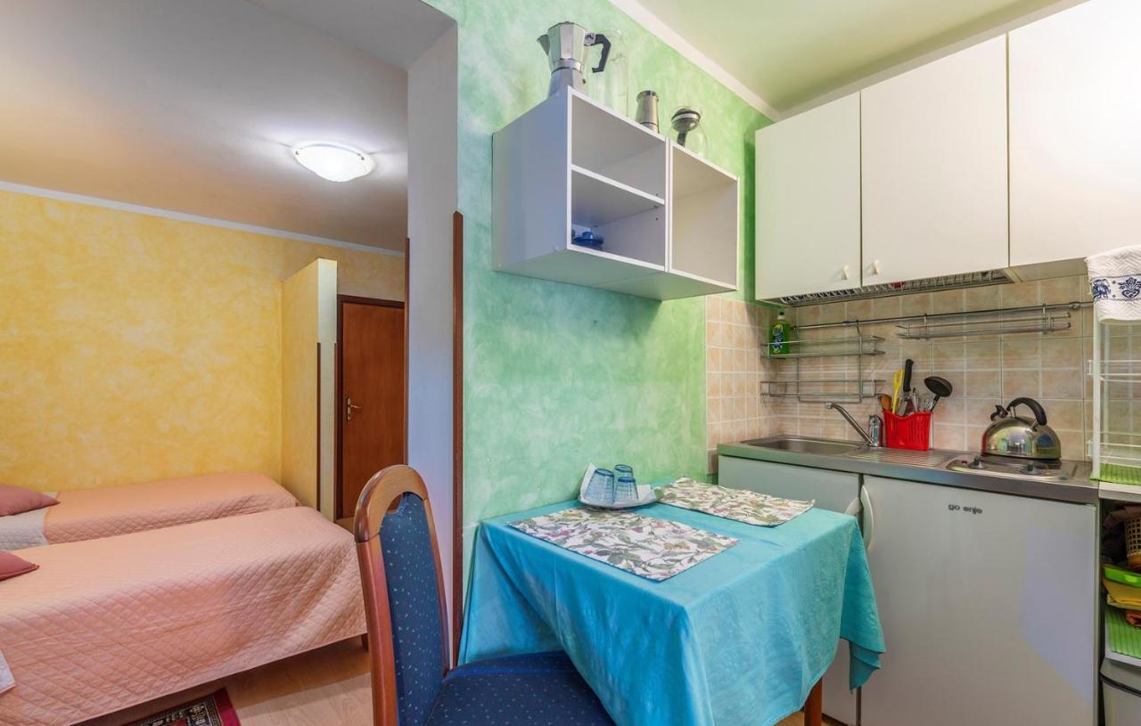 Apartments And Rooms Laura Pazin Exterior photo