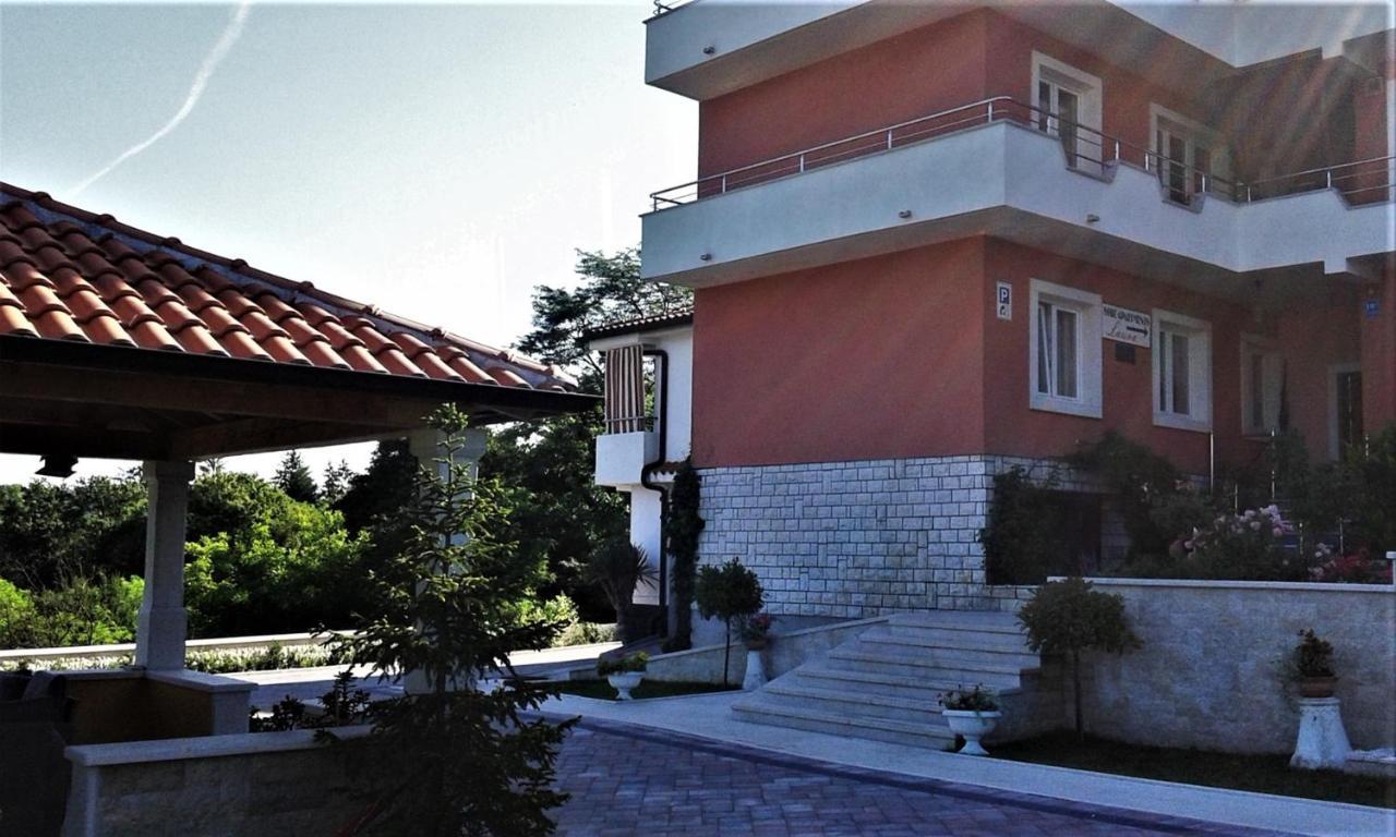 Apartments And Rooms Laura Pazin Exterior photo