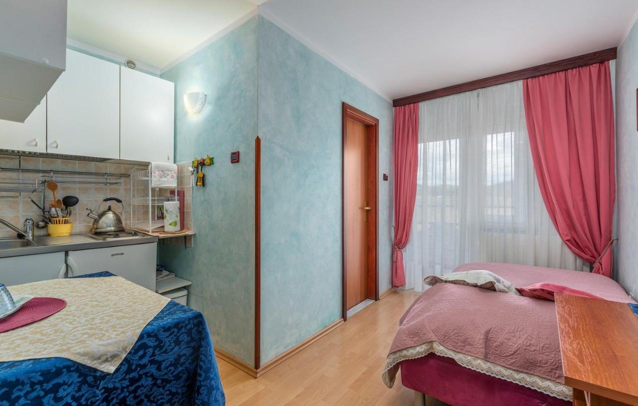 Apartments And Rooms Laura Pazin Exterior photo