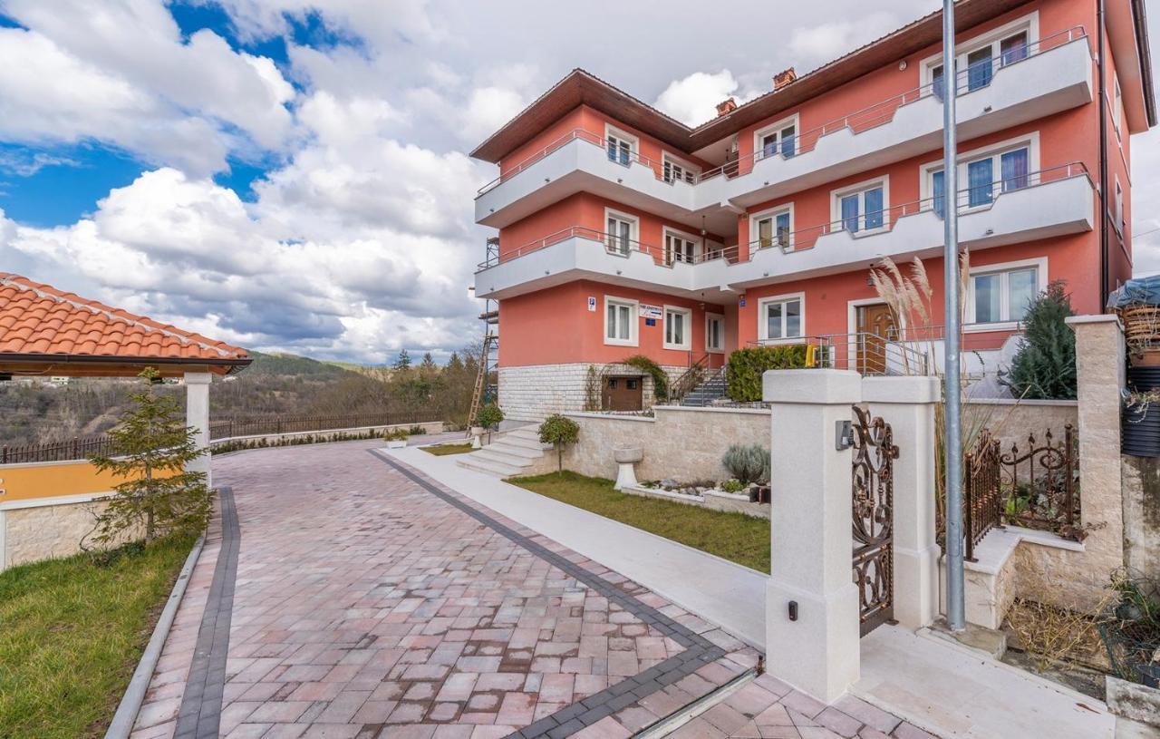 Apartments And Rooms Laura Pazin Exterior photo