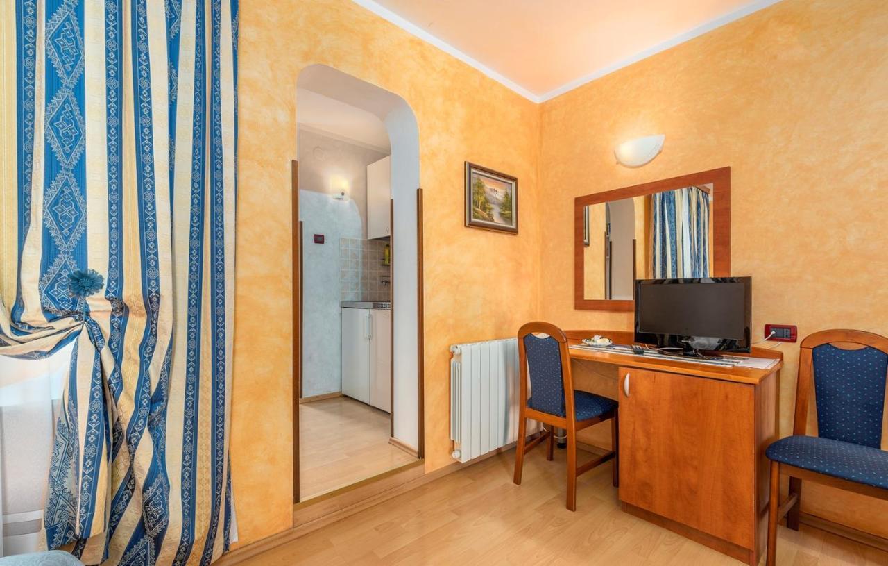Apartments And Rooms Laura Pazin Exterior photo