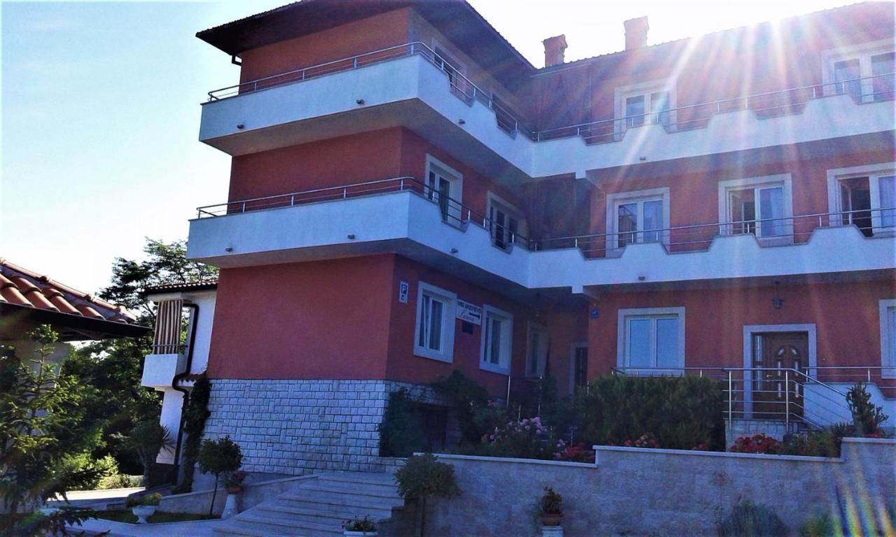 Apartments And Rooms Laura Pazin Exterior photo