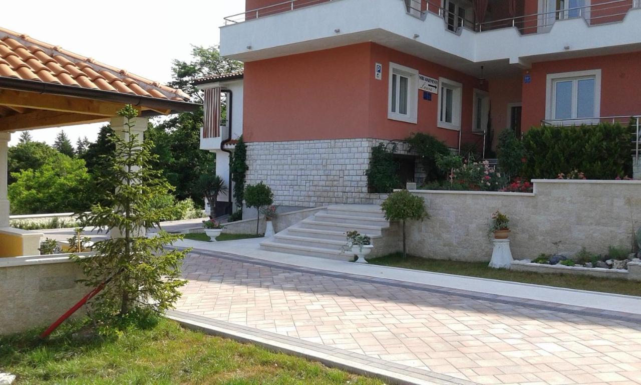 Apartments And Rooms Laura Pazin Exterior photo