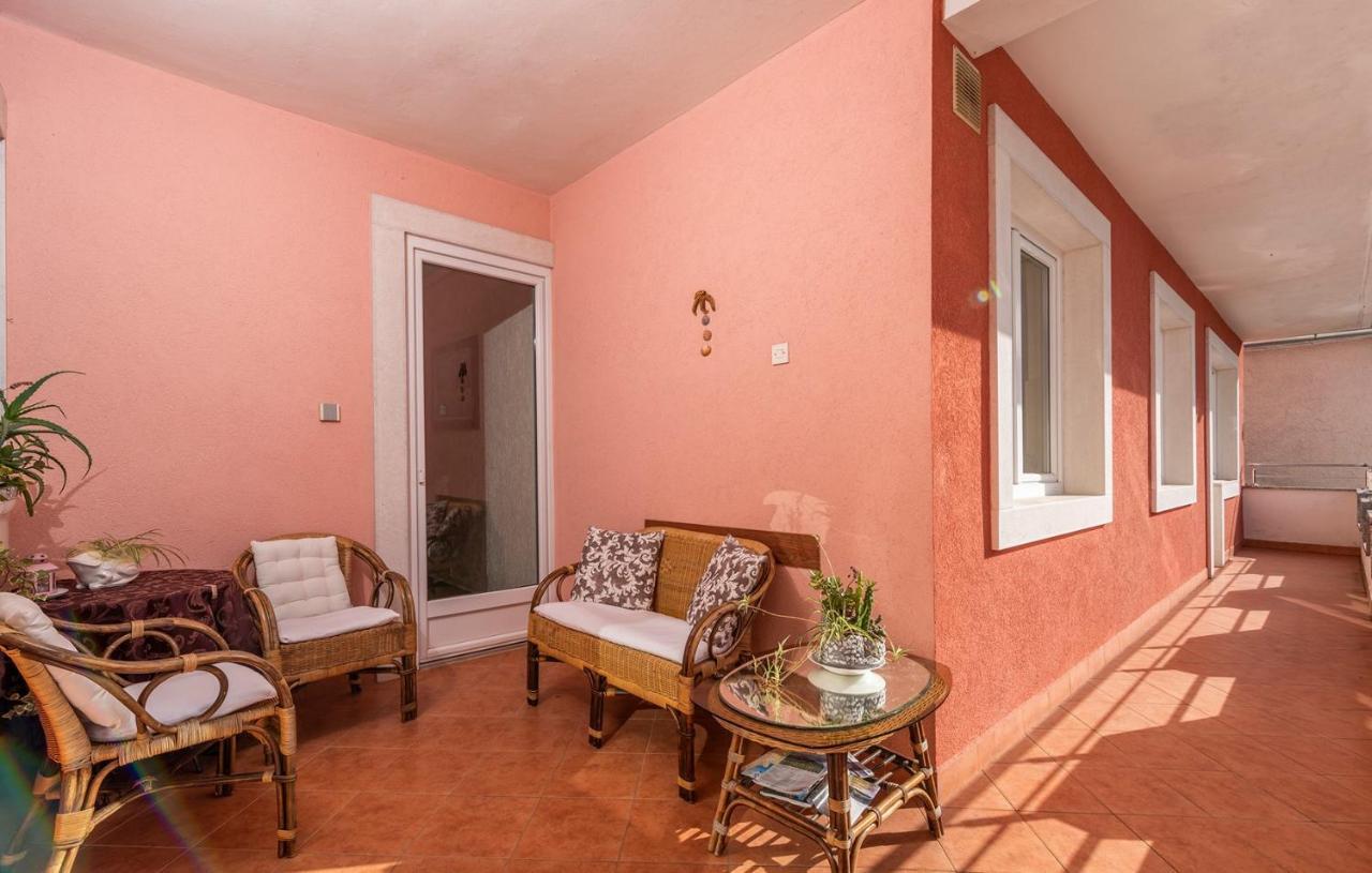 Apartments And Rooms Laura Pazin Exterior photo